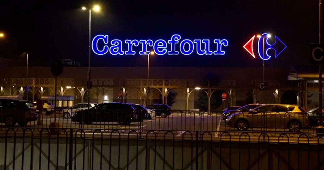 Milano, 5 accoltellati nel centro commerciale di Assago: un morto e quattro feriti. Colpito anche il calciatore del Monza Pablo Marì