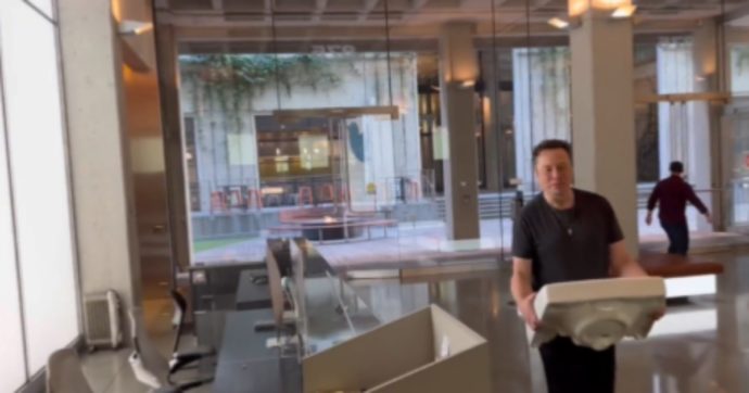 Elon Musk entra nella sede Twitter a Los Angeles con un lavandino in mano: ecco perché