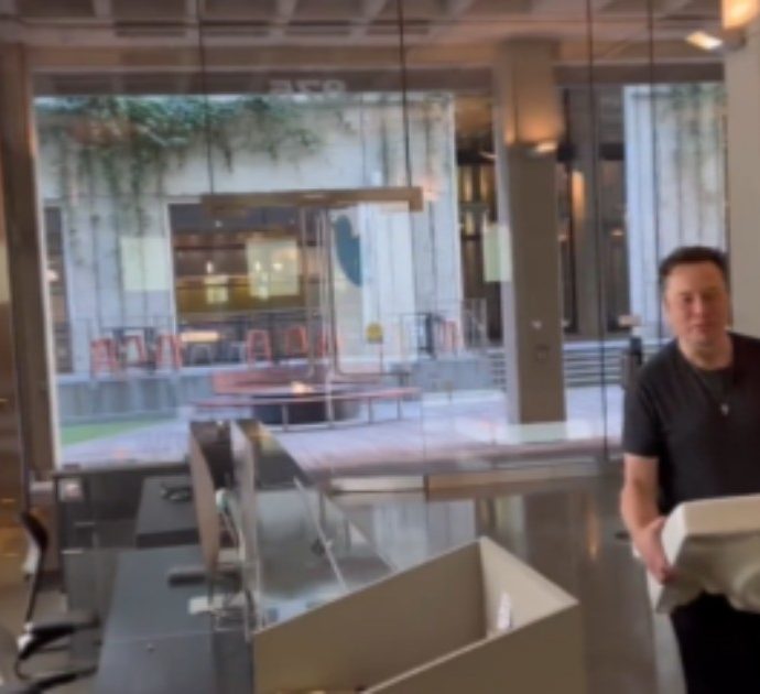 Elon Musk entra nella sede Twitter a Los Angeles con un lavandino in mano: ecco perché