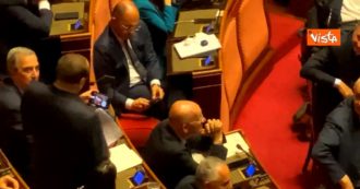 Copertina di Berlusconi interviene al Senato e Gasparri (seduto al suo fianco) si scatta selfie con lui – Video