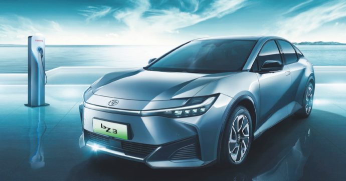 Copertina di Toyota va alla “guerra”  elettronica: nel mirino  (pure) la regina Tesla