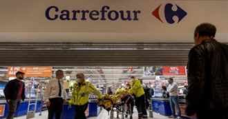 Copertina di Milano, accoltella 5 persone al supermarket: un morto. Ferito Marì, calciatore del Monza