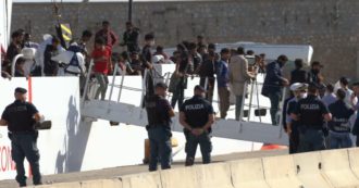 Copertina di Migranti, due sbarchi a Crotone: oltre 100 persone soccorse dalla Guardia costiera della Romania e più di 600 dalla Diciotti – Video