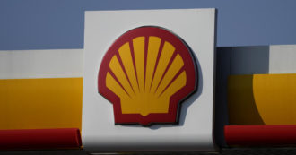Copertina di Shell, profitti per 9 miliardi in tre mesi grazie ai prezzi di petrolio e gas spinti dalla guerra in Ucraina