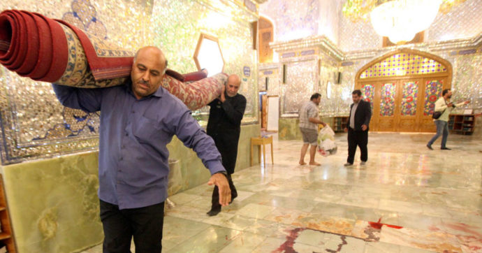 Iran, strage a Shiraz. Ma l’opinione pubblica si scontra sulla rivendicazione dell’Isis. E c’è chi accusa direttamente Teheran