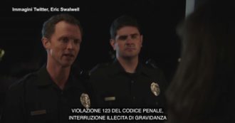 Copertina di “È in arresto perché ha abortito”, il duro spot del candidato democratico Usa: “Ferma i repubblicani, le elezioni hanno conseguenze”