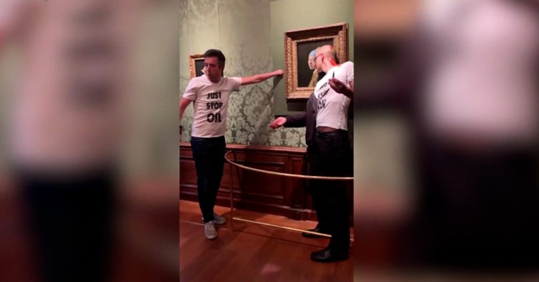 Nuovo blitz degli ecologisti di Just stop oil: gli attivisti si attaccano al dipinto di Vermeer “La ragazza con l’orecchino di perla”. Arrestati