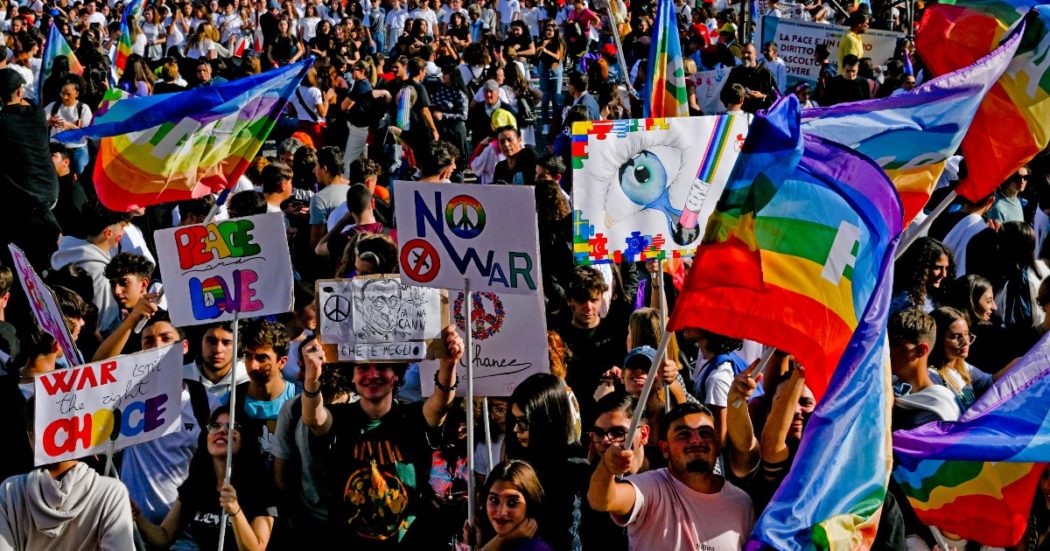 Manifestazione per la Pace a Napoli, 25mila studenti in piazza del Plebiscito: “Fermate le bombe”