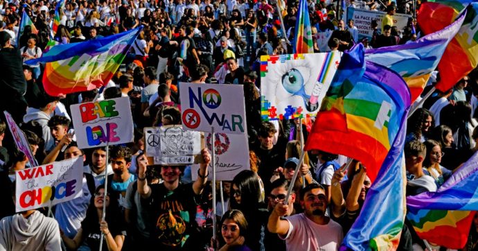 Manifestazione per la Pace a Napoli, 25mila studenti in piazza del Plebiscito: “Fermate le bombe”