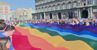 Copertina di Napoli, in 25mila all’evento contro la guerra di De Luca. Esposta enorme bandiera della pace in piazza Plebiscito: ‘Servono altre iniziative così’