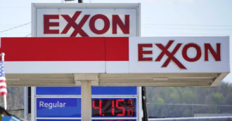 Copertina di Festa per i big del petrolio. Per Exxon 20 miliardi di profitti in 3 mesi. La compagnia: “Con i dividendi restituiamo al popolo”