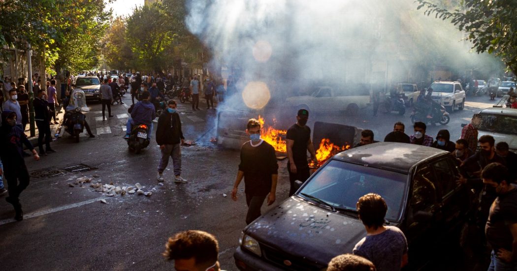 Iran, al-Arabiya: “Ai domiciliari genitori e fratello di Mahsa Amini”. Due miliziani Basij uccisi nel Nord del Paese