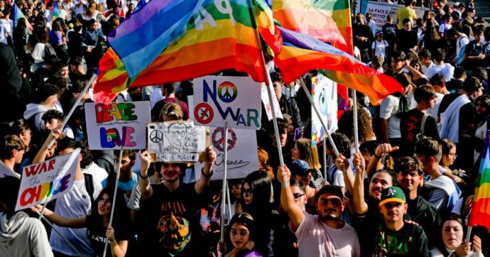 L’arcobaleno tiene De Luca giù dal palco
