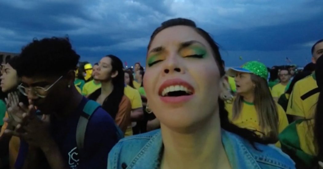 Brasile, centinaia di sostenitori di Bolsonaro cantano e pregano per la sua rielezione al “Clamor for Brazil”