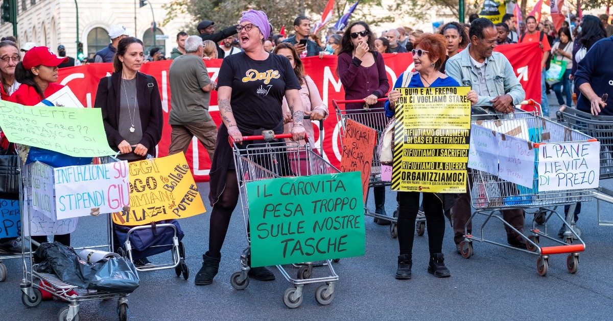 Caro bollette e inflazione, i racconti – “Compro pasta piccola: si gonfia e sembra di più”. “Per risparmiare dovrò spegnere anche il frigo”. “Con uno stipendio in quattro non avanza nulla”