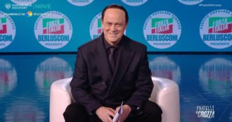 Copertina di Crozza-Berlusconi costretto a leggere gli appunti entra in modalità Blade runner: “Ho visto cose che voi nipoti non potreste immaginare… “