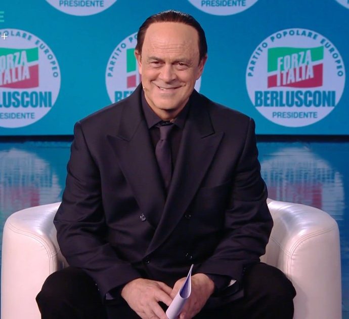 Crozza-Berlusconi costretto a leggere gli appunti entra in modalità Blade runner: “Ho visto cose che voi nipoti non potreste immaginare… “