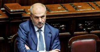 Copertina di “Subito i no vax negli ospedali”. Però le mascherine resteranno