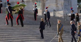 Copertina di La prima volta di Giorgia Meloni da presidente del Consiglio all’Altare della Patria per deporre la corona al Milite Ignoto
