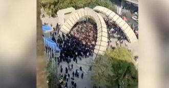 Copertina di Iran, il governo ordina di cessare le proteste: la folla si raduna alla Amirkabir University of Technology di Teheran