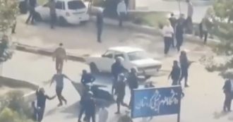 Copertina di Iran, forze di sicurezza sparano sui manifestanti a Mashhad. Nuovi disordini a 7 settimane dalla morte di Mahsa Amini