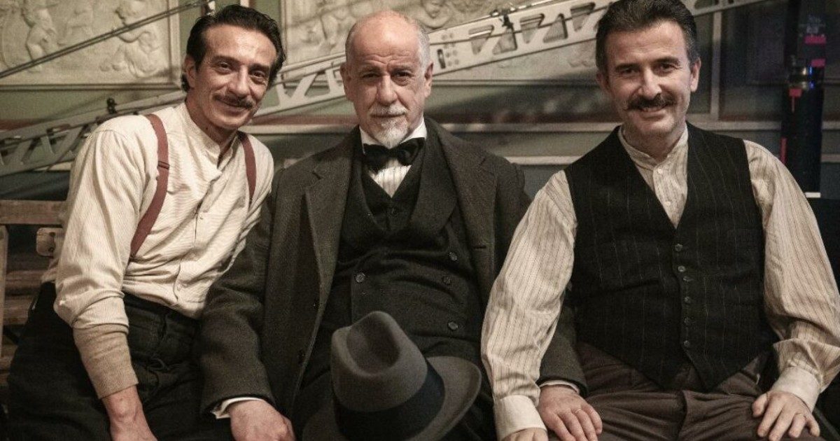 Toni Servillo, Pirandello e i due “becchini” Ficarra e Picone: ecco a voi “La stranezza”, la nuova tragicommedia di Roberto Andò