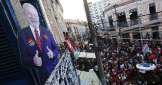 Copertina di Brasile, Lula è presidente per la terza volta, ma il Paese si spacca. Bolsonaro battuto con il 50,8% dei voti