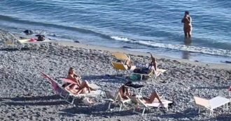 Copertina di Genova, il caldo anomalo porta i bagnanti in spiaggia a fine ottobre. E c’è chi non si lascia sfuggire l’occasione di un bagno al mare