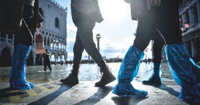 Copertina di Venezia col ticket: la guerra nella città che si sta svuotando