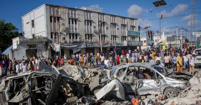 Somalia, almeno 100 morti nel duplice attacco-bomba a Mogadiscio: si pensa al coinvolgimento dei terroristi di al-Shabaab