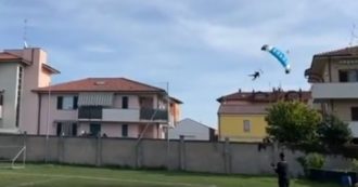 Copertina di Due parà atterrano tra le case durante le celebrazioni per l’anniversario della battaglia di El Alamein: ricoverati in codice rosso