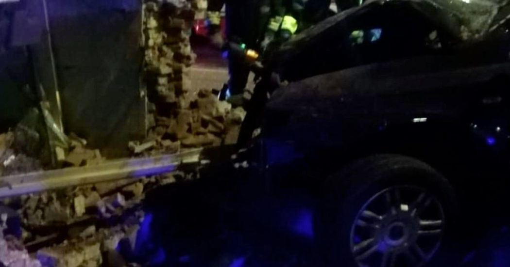 Reggio Emilia, positivo a droga e alcol il 32enne che in auto si è schiantato contro una casa. Sono morti la compagna e tre bambini