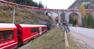 Copertina di In Svizzera il treno passeggeri più lungo al mondo composto da 100 vagoni: quasi 2 chilometri tra la testa e la coda – Video