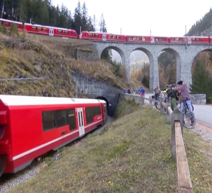 In Svizzera il treno passeggeri più lungo al mondo composto da 100 vagoni: quasi 2 chilometri tra la testa e la coda – Video