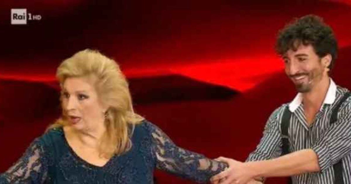 Ballando con le Stelle, Iva Zanicchi racconta una barzelletta sconcia: “Che cos’è il pene? Un ca**o mollo”. Cala il gelo in studio