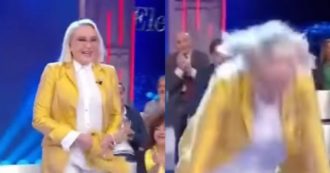 Copertina di Eleonora Giorgi cade rovinosamente a terra a “Italia sì”: il figlio Paolo Ciavarro e la nuora Clizia Incorvaia reagiscono così – VIDEO