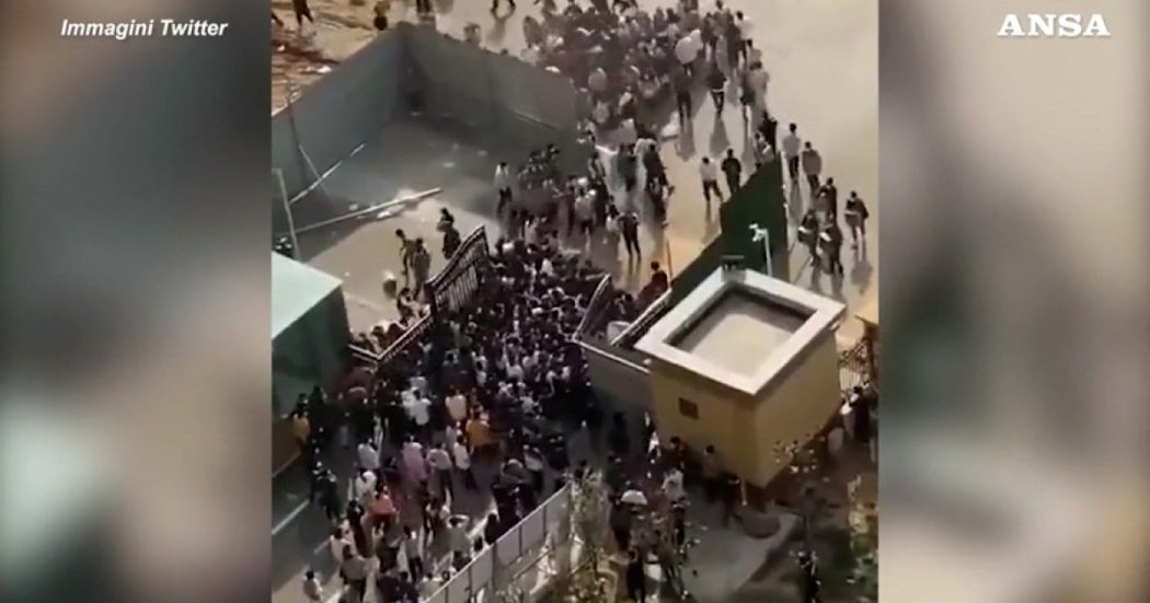 Cina, lavoratori scappano dalla più grande fabbrica al mondo di iPhone: la fuga per paura di un nuovo lockdown da Covid