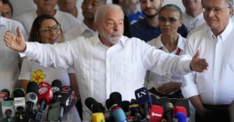 Copertina di Brasile, Lula vince le elezioni per la terza volta: “Adesso pace e stabilità”. Ma il Paese è spaccato a metà e Bolsonaro non ha ancora riconosciuto la sconfitta