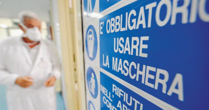 Tornano i seimila camici non vaccinati in ospedale