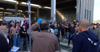 Copertina di Rave party a Modena, la polizia in tenuta antisommossa si avvicina al capannone: “Non entriamo, qui per struttura pericolante” – Video