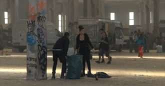 Rave party a Modena, i partecipanti ripuliscono il capannone raccogliendo i rifiuti: le immagini