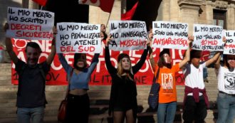Copertina di Roma, la protesta degli studenti con le maschere dei ministri: “Nessun ‘merito’ a questo governo”. E lanciano la mobilitazione nazionale