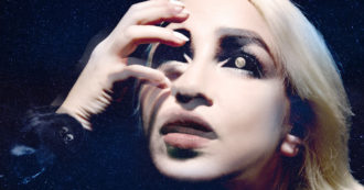 Copertina di Romina Falconi, in ‘Lupo Mannaro’ lo spettacolo del vuoto: “Canto le ombre più mostruose e non voglio educare nessuno. Il pop italiano? C’è molto da migliorare”