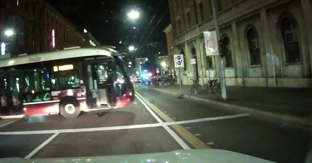 Bologna, autobus senza conducente invade un viale trafficato e finisce contro un palo  – il video