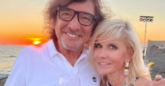 Copertina di Claudio Cecchetto svela il segreto dei 30 anni di matrimonio con Mapi Danna: “Facciamo una serie di piccoli divorzi. Certo, ha un costo”