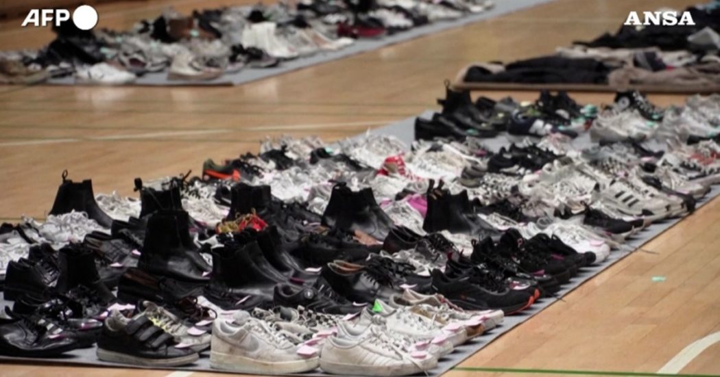 Strage di Seul, gli effetti personali recuperati dopo la tragedia della festa di Halloween: centinaia di scarpe, occhiali, borse e giubbotti