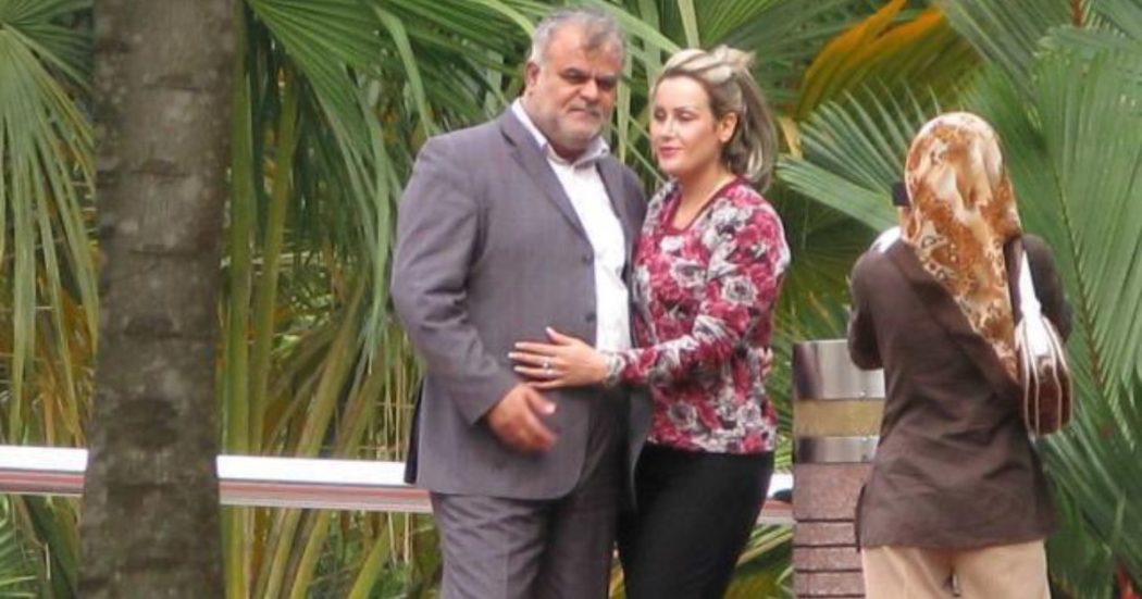 Iran, polemiche per una foto del 2011: il ministro dei Trasporti in vacanza con la compagna senza velo. “Regime ipocrita”