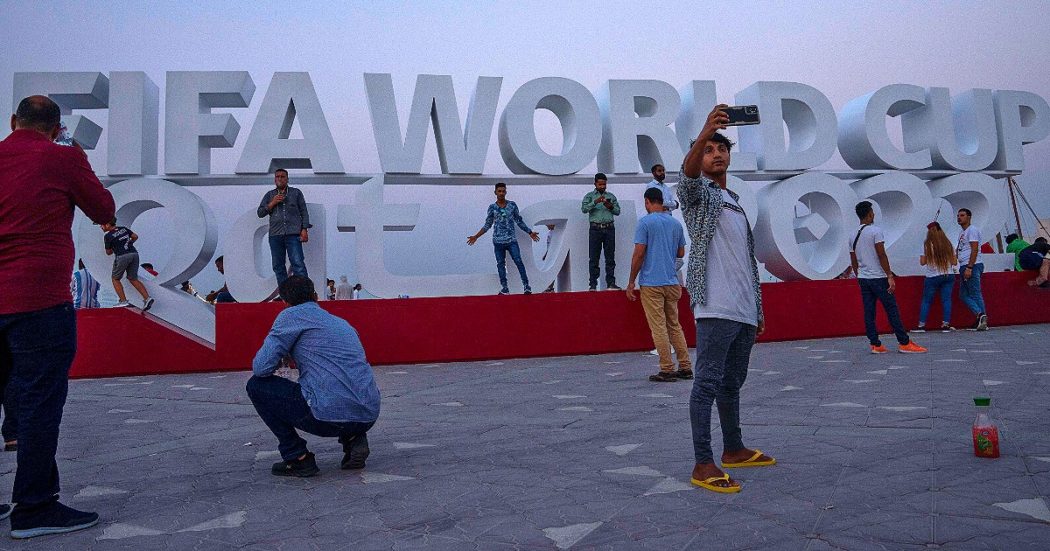 Mondiali 2022, il Qatar recluta fino a 1600 tifosi: viaggio pagato, ma devono promuovere il Paese sui social