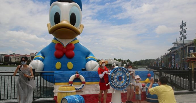 Covid, lo Shanghai Disney Resort va in lockdown: i visitatori bloccati all’interno. Potranno uscire solo con un tampone negativo