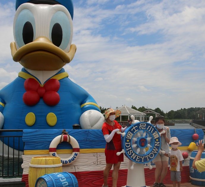 Covid, lo Shanghai Disney Resort va in lockdown: i visitatori bloccati all’interno. Potranno uscire solo con un tampone negativo